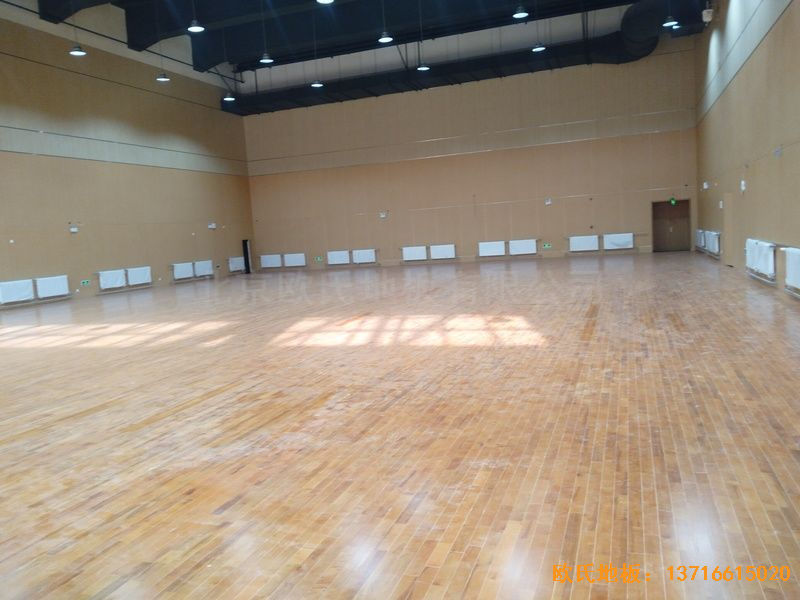 山東青島市李滄區(qū)佛耳崖小學(xué)運(yùn)動(dòng)木地板鋪設(shè)案例