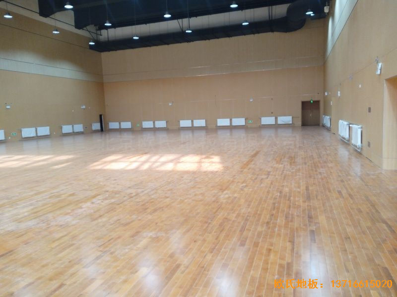 山東青島市李滄區(qū)佛耳崖小學(xué)運(yùn)動(dòng)木地板鋪設(shè)案例