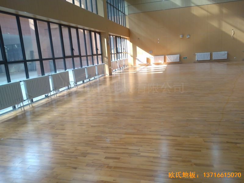 山東青島市李滄區(qū)佛耳崖小學(xué)運(yùn)動(dòng)木地板鋪設(shè)案例