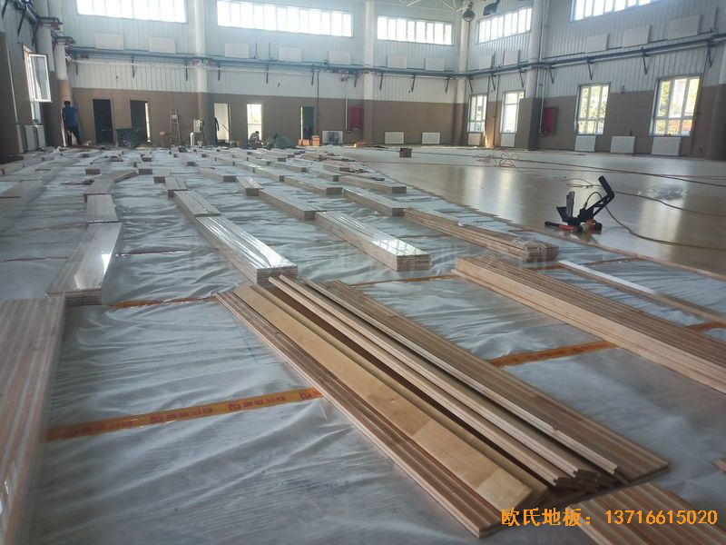 新疆克拉瑪依市獨山子虹園小區(qū)體育館體育木地板施工案例