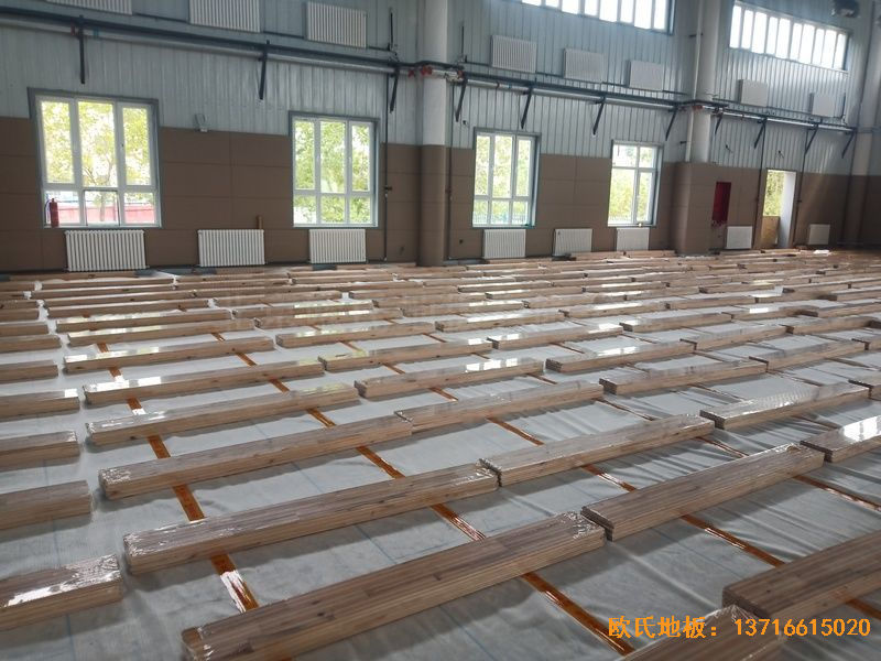 新疆克拉瑪依市獨山子虹園小區(qū)體育館體育木地板施工案例