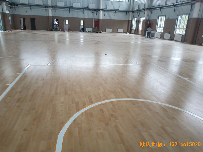 新疆克拉瑪依市獨山子虹園小區(qū)體育館體育木地板施工案例