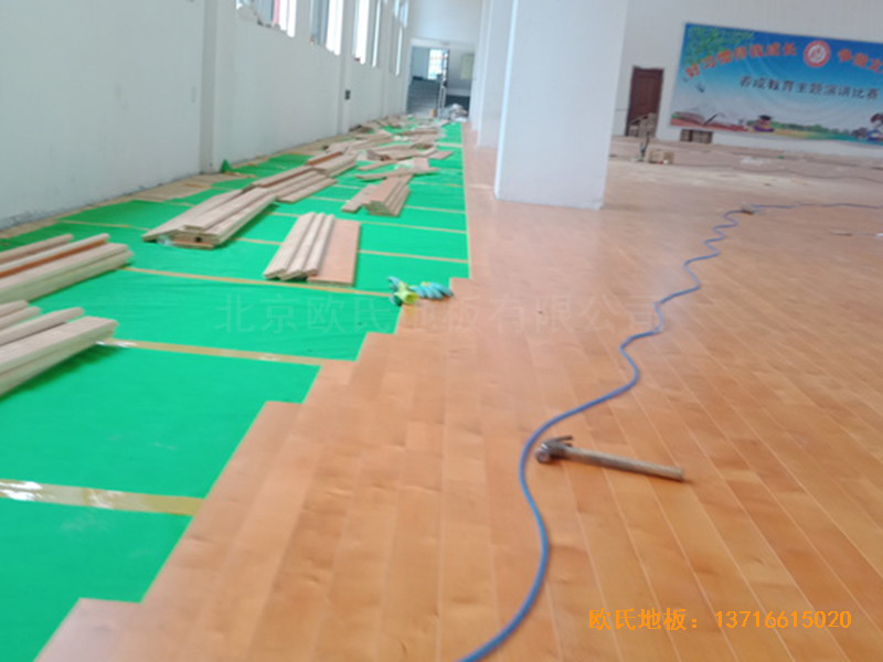 山東菏澤第六實(shí)驗(yàn)小學(xué)籃球館體育木地板施工案例3