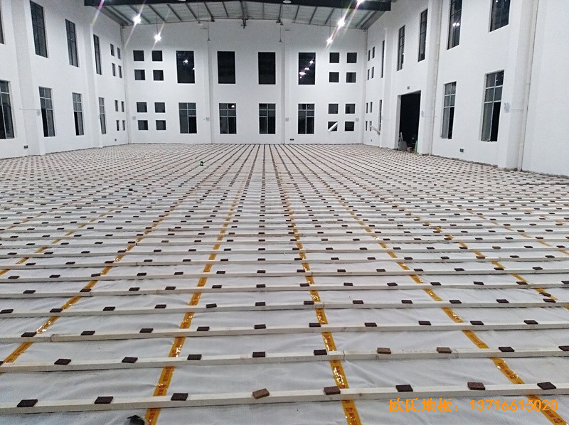 江西鷹潭余江縣工業(yè)園區(qū)籃球館體育木地板安裝案例1