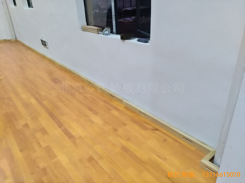 江西鷹潭余江縣工業(yè)園區(qū)籃球館體育木地板安裝案例2