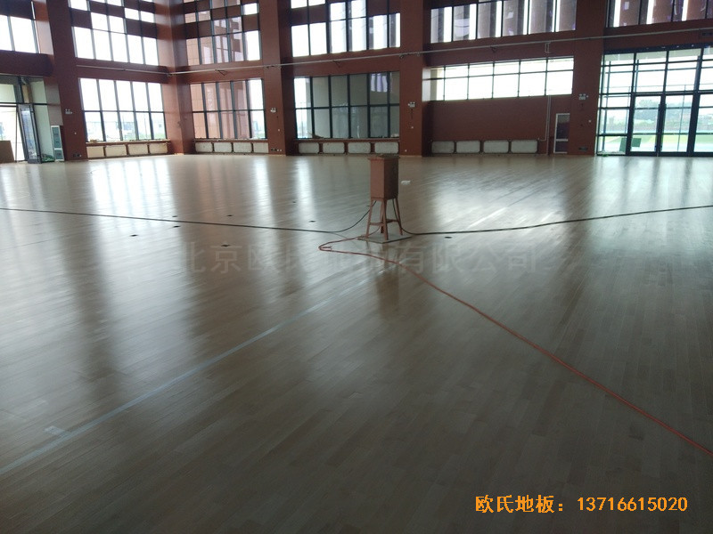 河北工程大學(xué)新校區(qū)籃球館體育木地板施工案例3