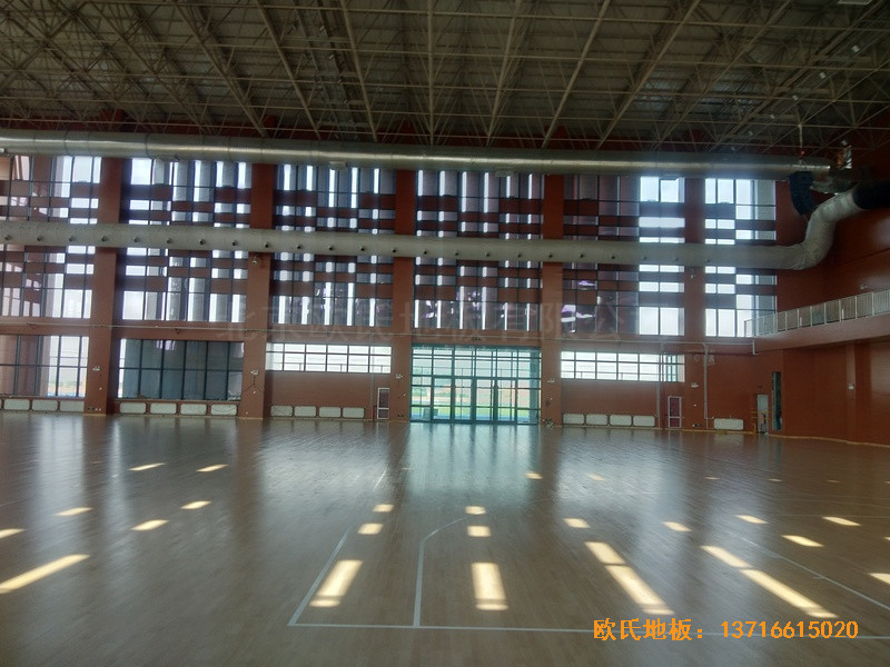 河北工程大學(xué)新校區(qū)籃球館體育木地板施工案例4