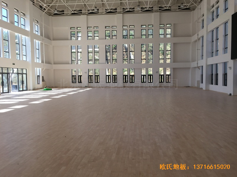 河南南陽(yáng)南召縣天池電站運(yùn)動(dòng)館體育木地板鋪裝案例0
