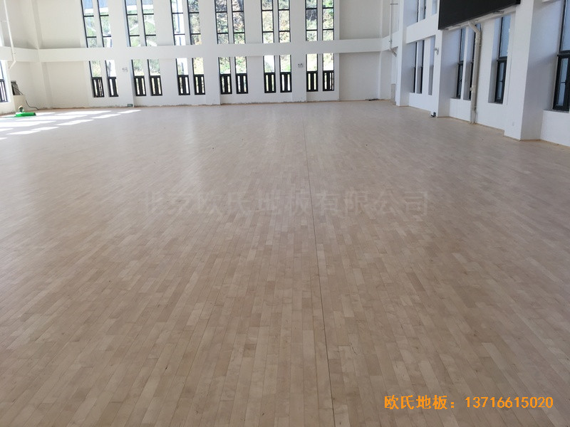 河南南陽(yáng)南召縣天池電站運(yùn)動(dòng)館體育木地板鋪裝案例3