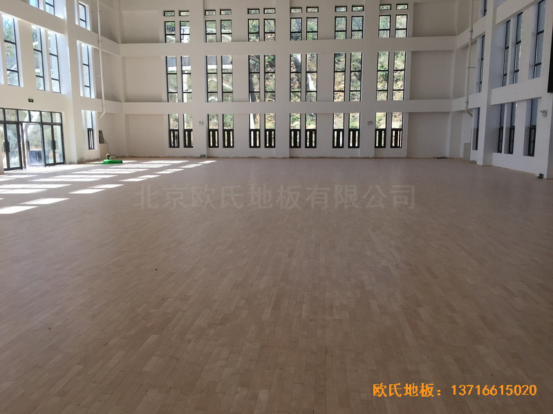 河南南陽(yáng)南召縣天池電站運(yùn)動(dòng)館體育木地板鋪裝案例4