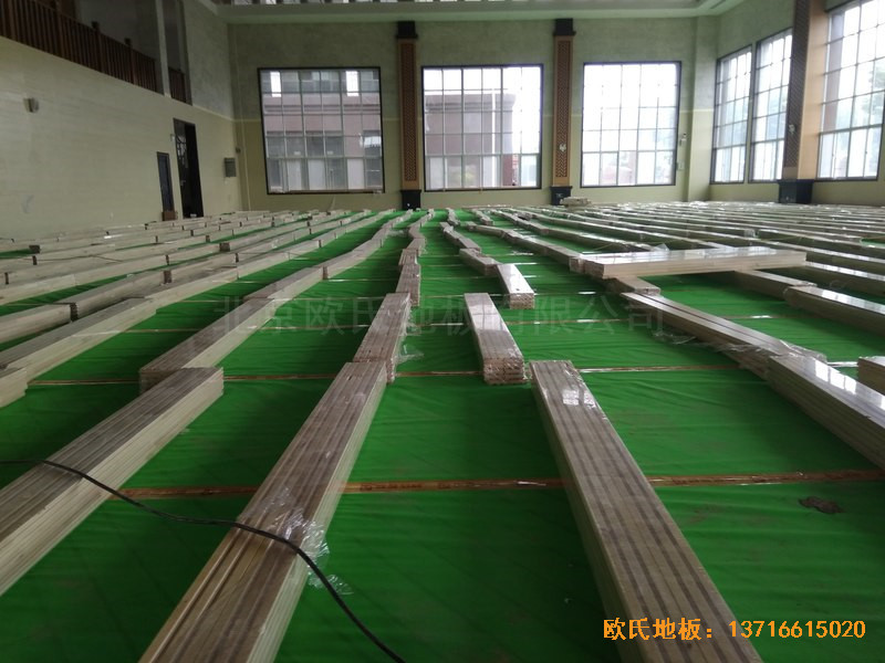 洛陽吉利三中籃球館運(yùn)動木地板鋪設(shè)案例2