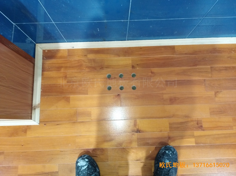 湖南婁底市建設(shè)銀行羽毛球館體育地板鋪裝案例3
