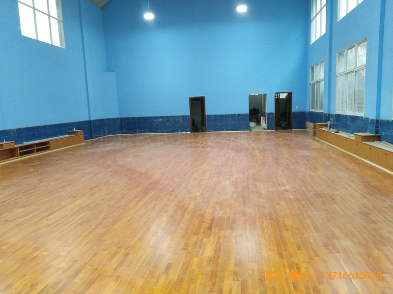湖南婁底市建設(shè)銀行羽毛球館體育地板鋪裝案例4