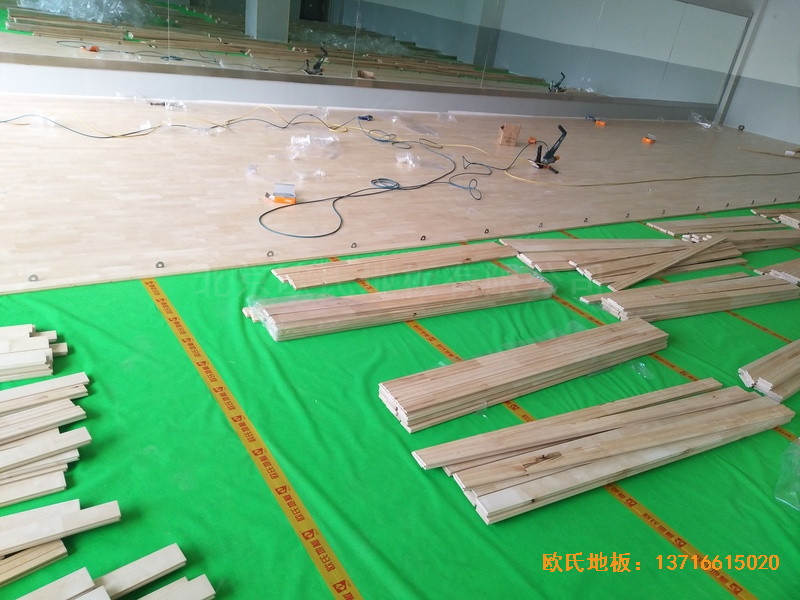 云南怒江職教中心運動館體育地板施工案例3