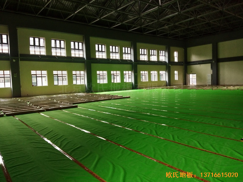 四川成都怡馨家園中學(xué)運(yùn)動(dòng)館運(yùn)動(dòng)木地板鋪設(shè)案例2