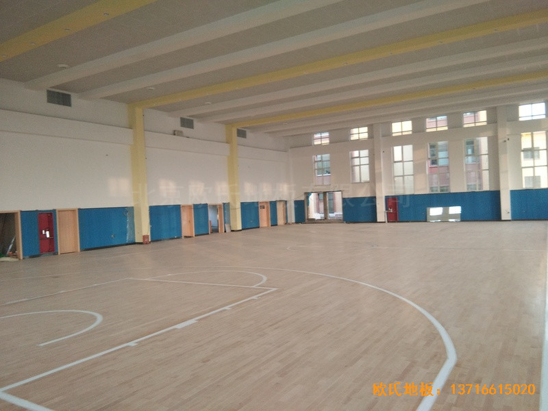 山東李滄徐水路小學(xué)籃球館體育木地板安裝案例0