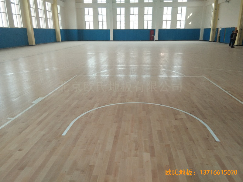山東李滄徐水路小學(xué)籃球館體育木地板安裝案例3