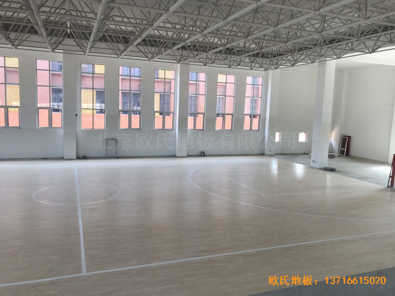 山東濟(jì)南歷城區(qū)雪山小學(xué)籃球館體育木地板鋪設(shè)案例0