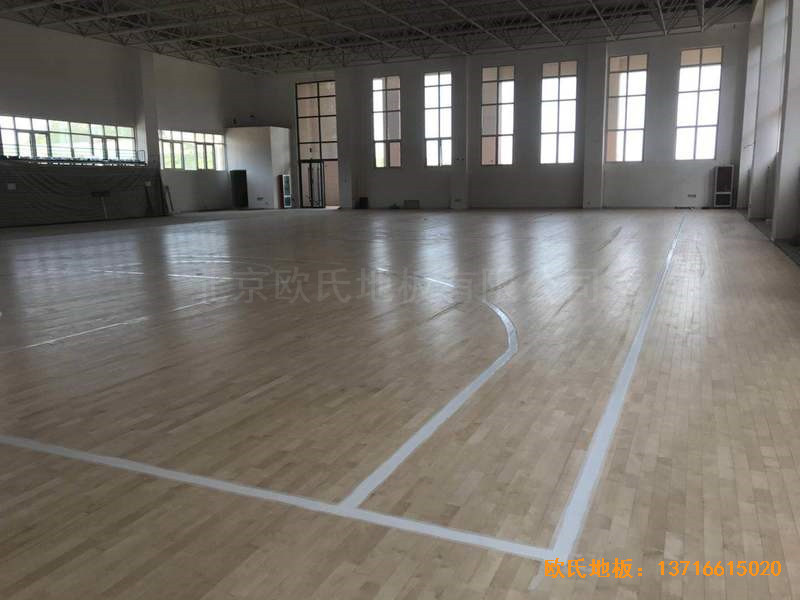山東濟(jì)南歷城區(qū)雪山小學(xué)籃球館體育木地板鋪設(shè)案例4
