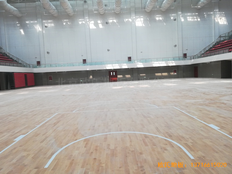 山東濟(jì)南長(zhǎng)清山東管理學(xué)院籃球館體育木地板安裝案例3